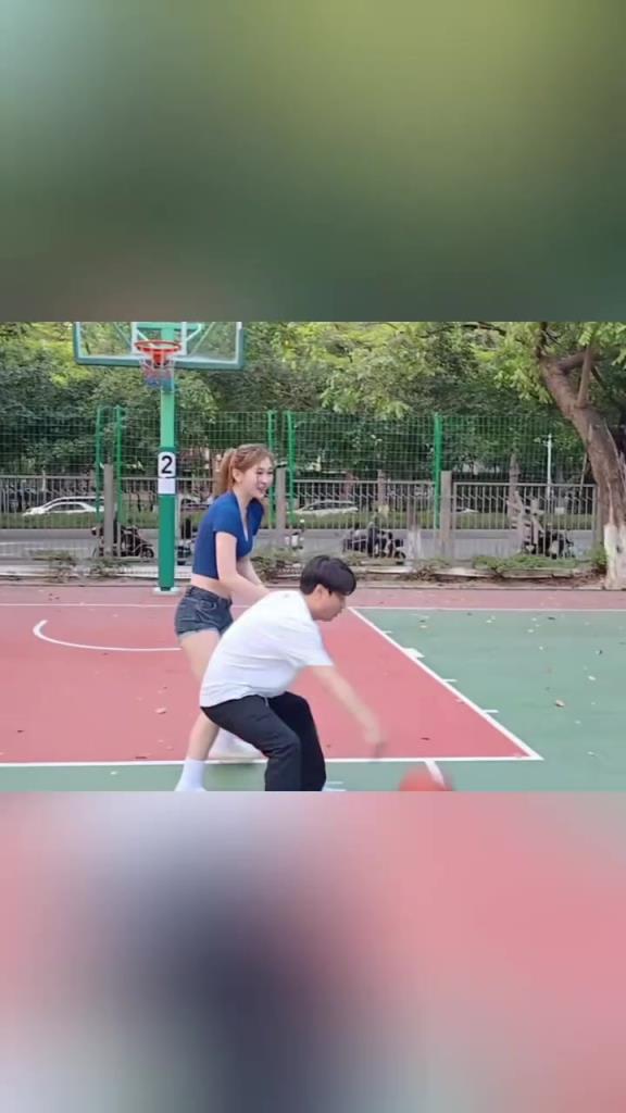 集夢會長背打一米8的女生，這是真打球??！