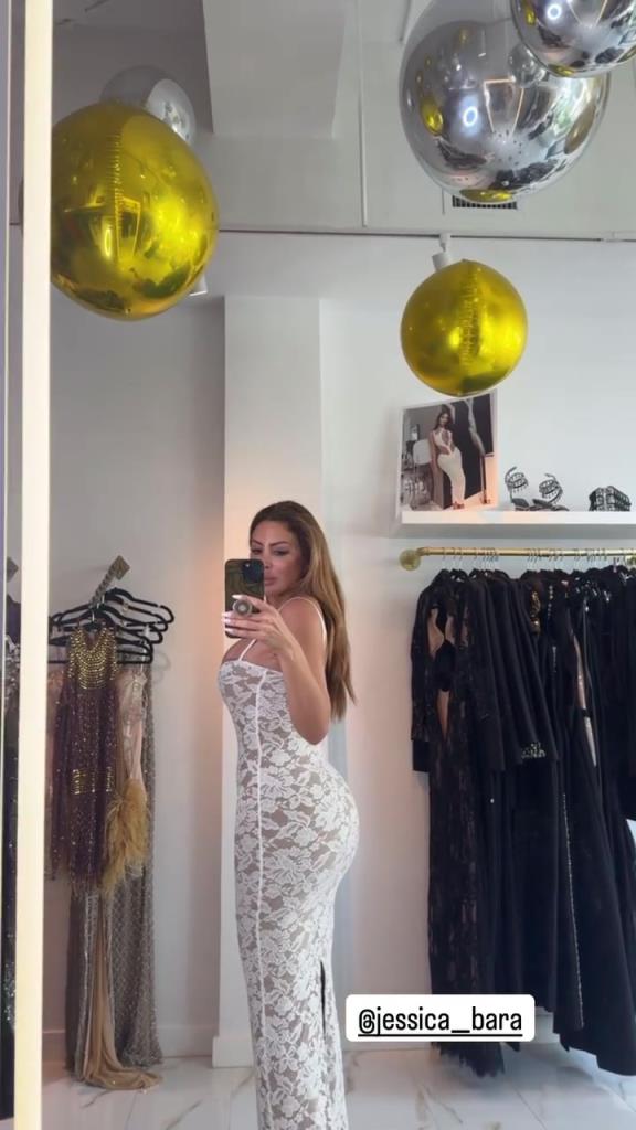 徐娘半老！皮蓬前妻穿吊帶裙自拍，這身材也太炸裂了！