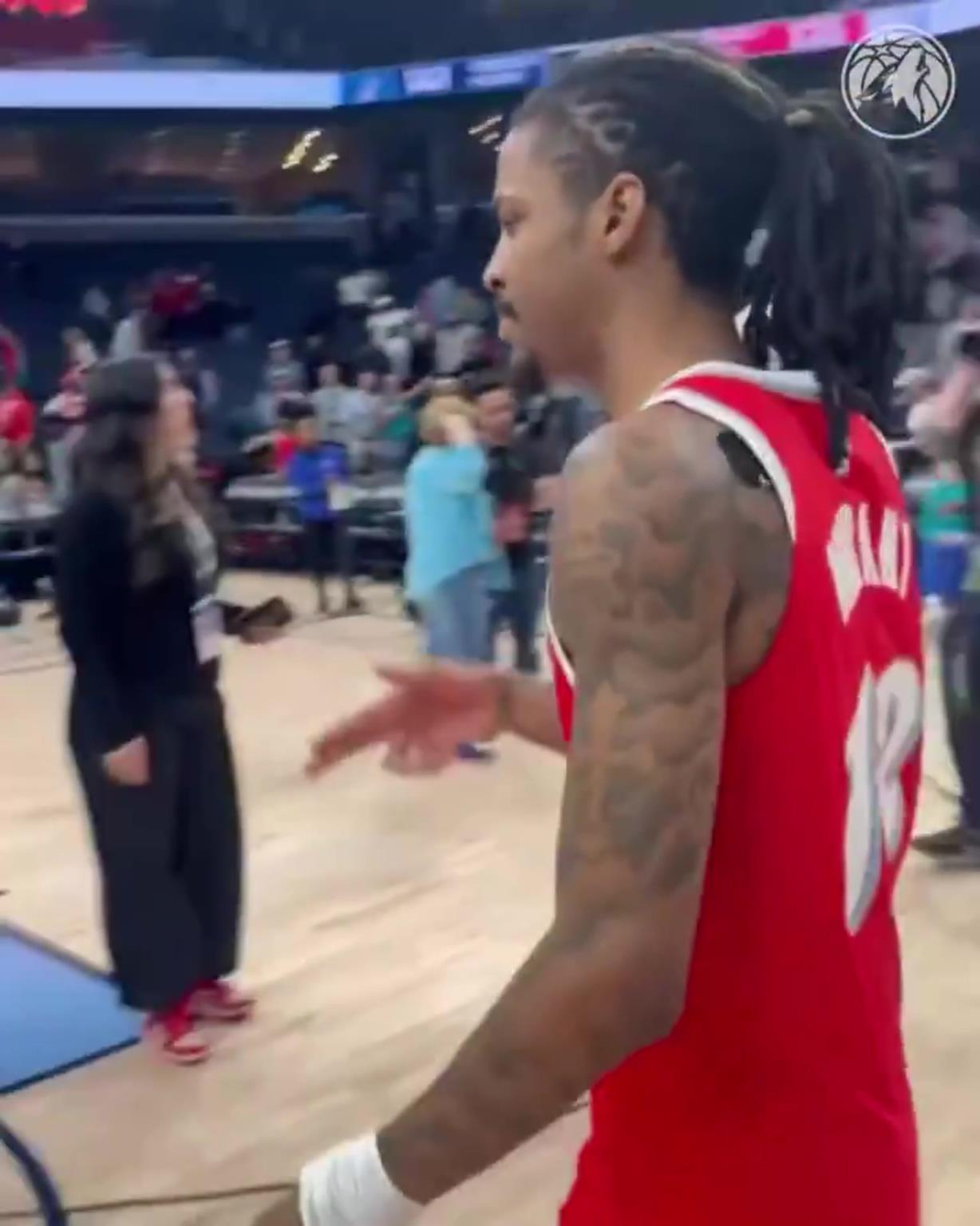 笑死！莫蘭特賽后與華子握手，竟然也是比出“手槍”的手勢