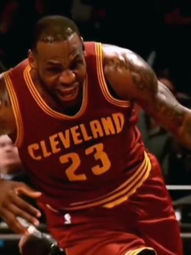 老詹這恐怖的大體格，完美詮釋什么叫“人型坦克”！