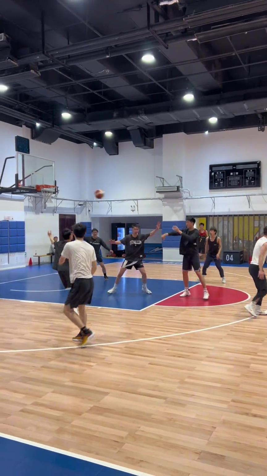 對(duì)手回家后：老婆，我今天在野球場(chǎng)匹配到巔峰馬刺隊(duì)了！