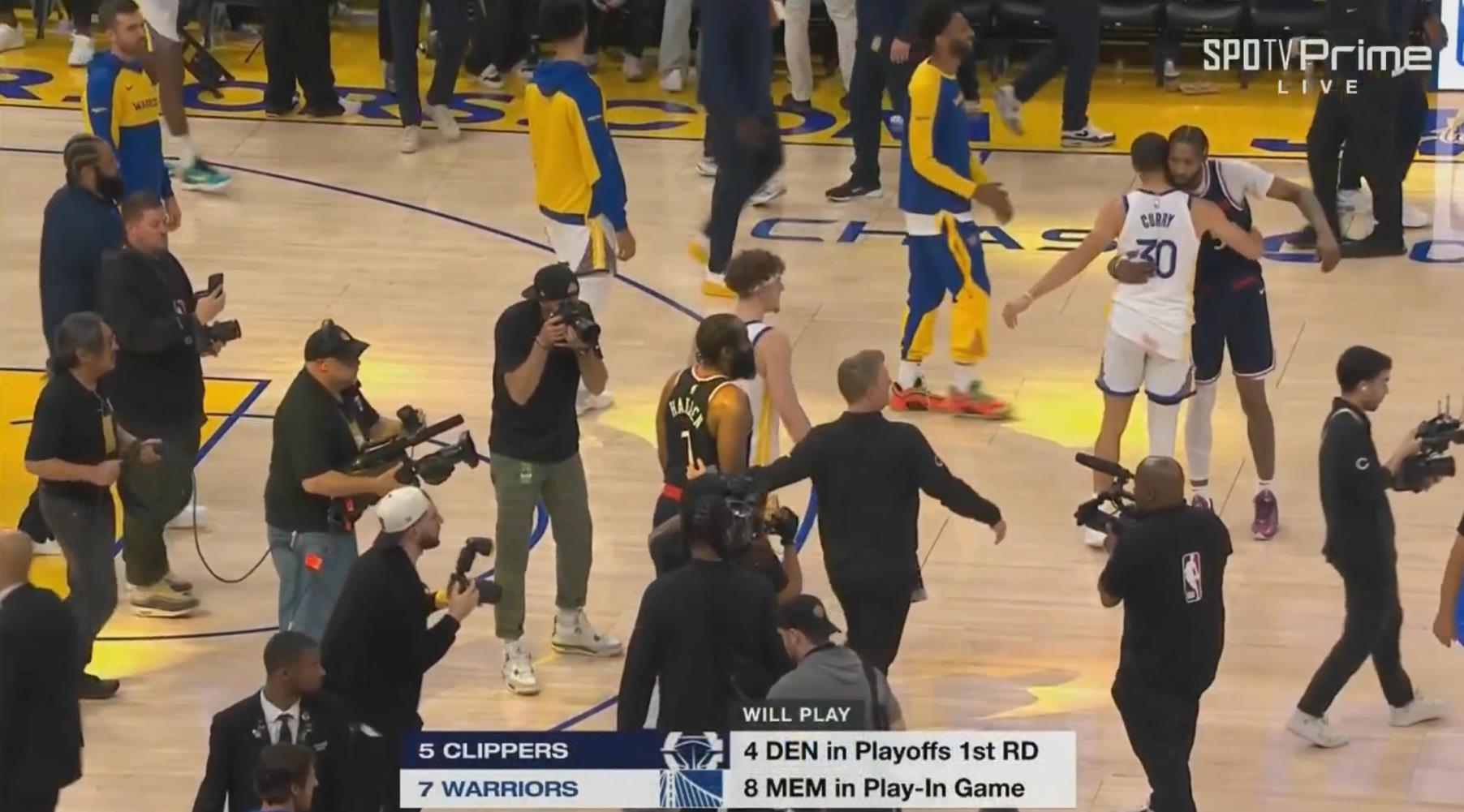 加時(shí)賽12分無(wú)解表現(xiàn)率隊(duì)獲勝！哈登賽后臉上笑容藏不住呀