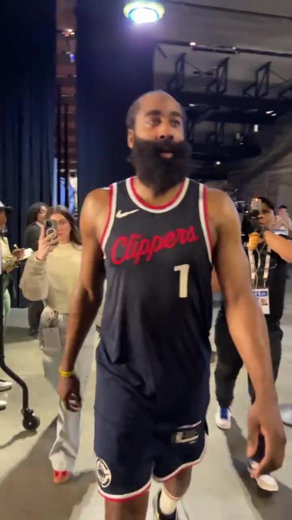 爆砍39分！哈登賽后走入球員通道氣喘吁吁：今天是場(chǎng)艱苦的戰(zhàn)斗