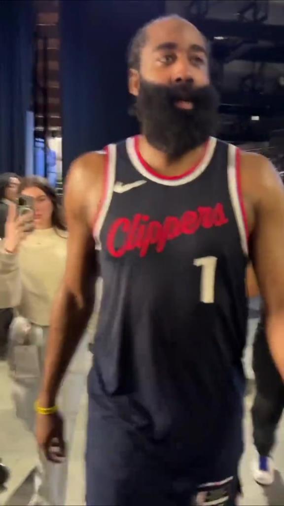 贏了！哈登賽后走回更衣室在球員通道和工作人員一一擊掌慶祝