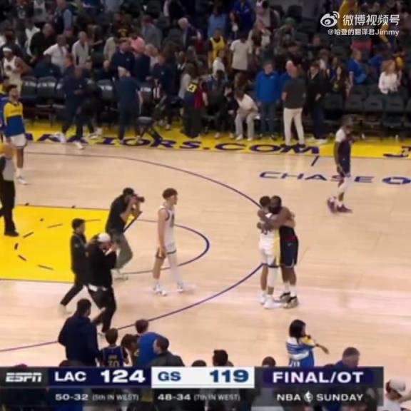 09雙雄傾盡全力！哈登和庫里賽后第一時(shí)間擁抱在一起