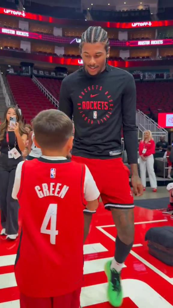 暖心偶像！小球迷賽前得到杰倫格林親簽球鞋球衣