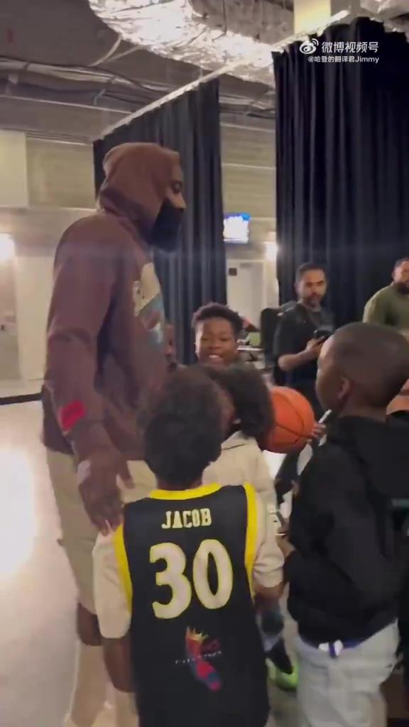 哈登賽后對(duì)小朋友：聽(tīng)你們家長(zhǎng)的話(huà)，總有一天你們也會(huì)打進(jìn)NBA