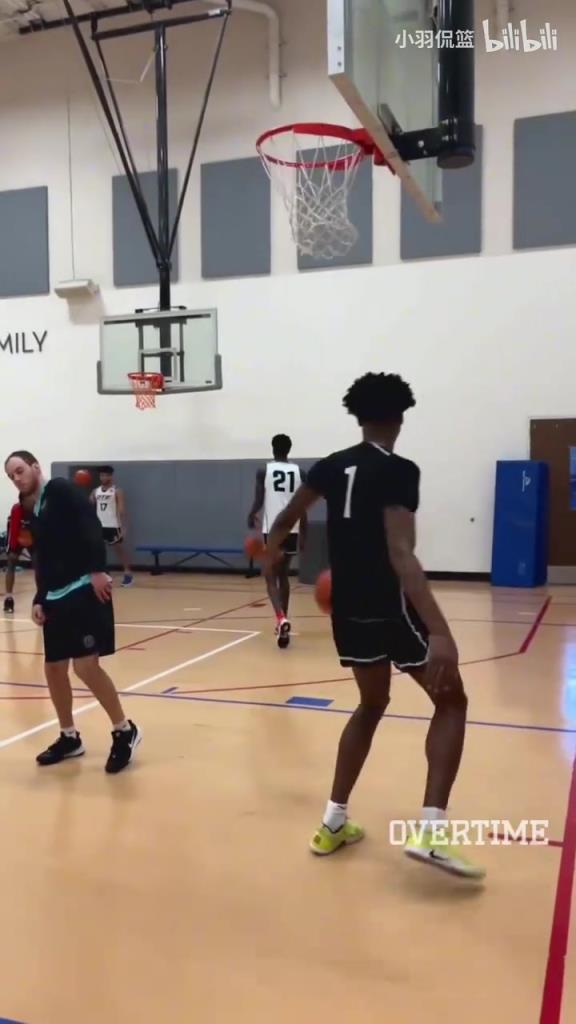 地表最強(qiáng)身體素質(zhì)？阿門(mén)扣籃簡(jiǎn)直就像直升機(jī)起飛一樣！