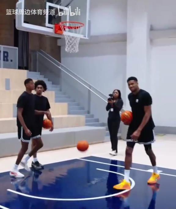 別人能學(xué)得來(lái)嗎？名場(chǎng)面：字母哥指導(dǎo)小球員籃下腳步！