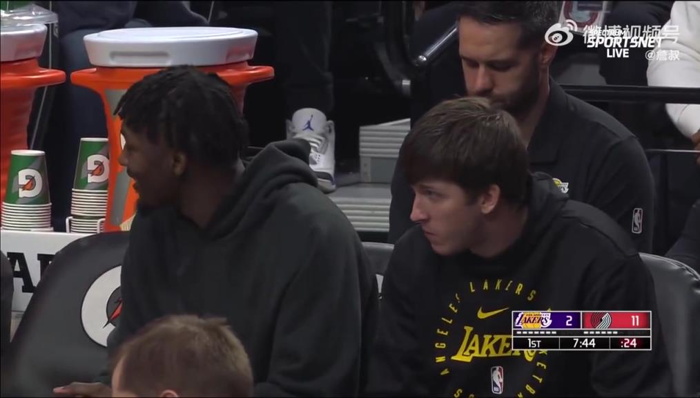 鎖定西部第三愜意得很！里夫斯輪休在板凳席上吃東西被抓拍到了