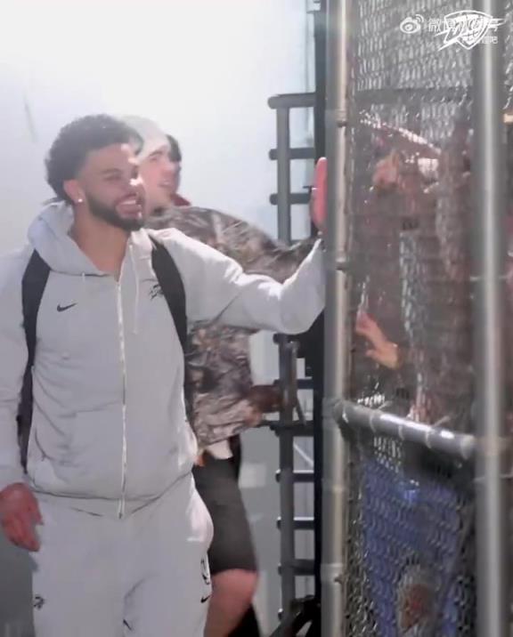 68勝歷史第五傲人戰(zhàn)績(jī)！雷霆全員回到OKC，當(dāng)?shù)厍蛎詿崆榻訖C(jī)