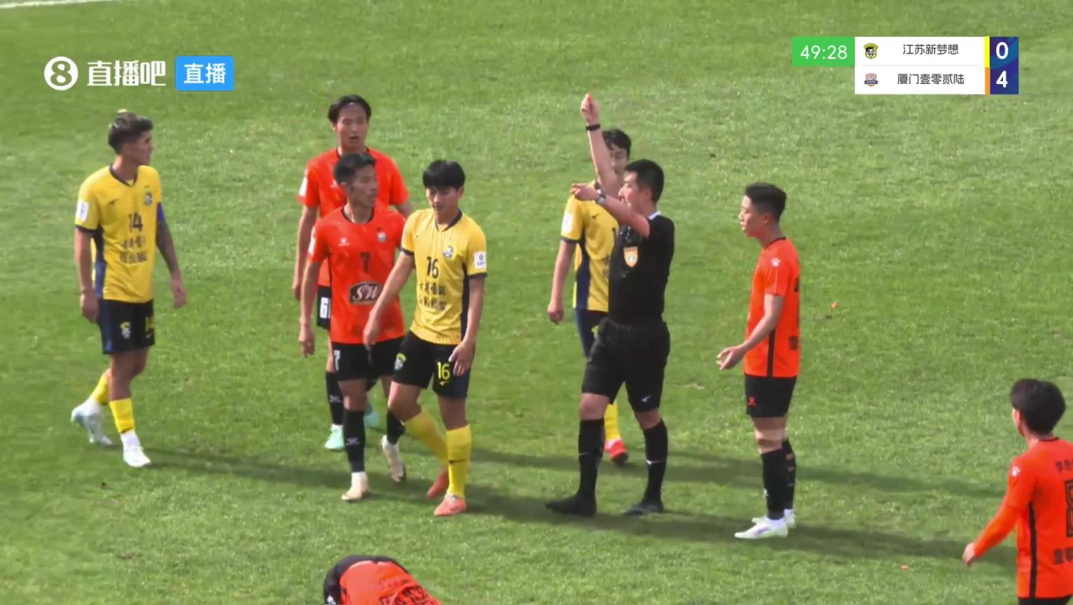 比姆巴佩抬的還高，中冠球員亮鞋釘兇狠蹬踏被裁判直紅驅(qū)逐