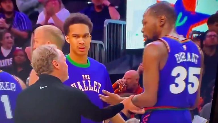 下課導(dǎo)火索？主帥布登此前抓住KD手臂要說(shuō)什么，被一把甩開(kāi)！