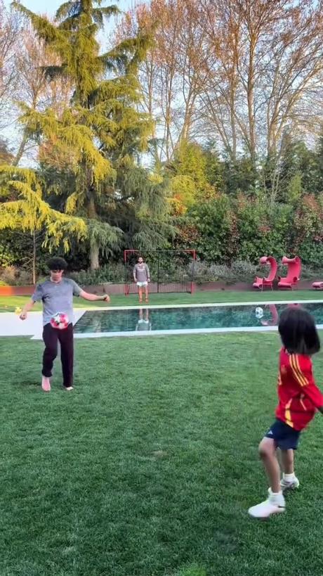 馬塞洛和兒子隔水相傳！大兒子腳法有點(diǎn)東西的！