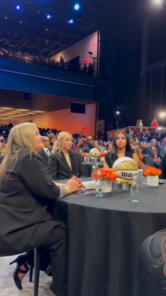 今天這穿搭，差點沒認(rèn)出來！佩奇-布克斯當(dāng)選WNBA狀元后十分淡定