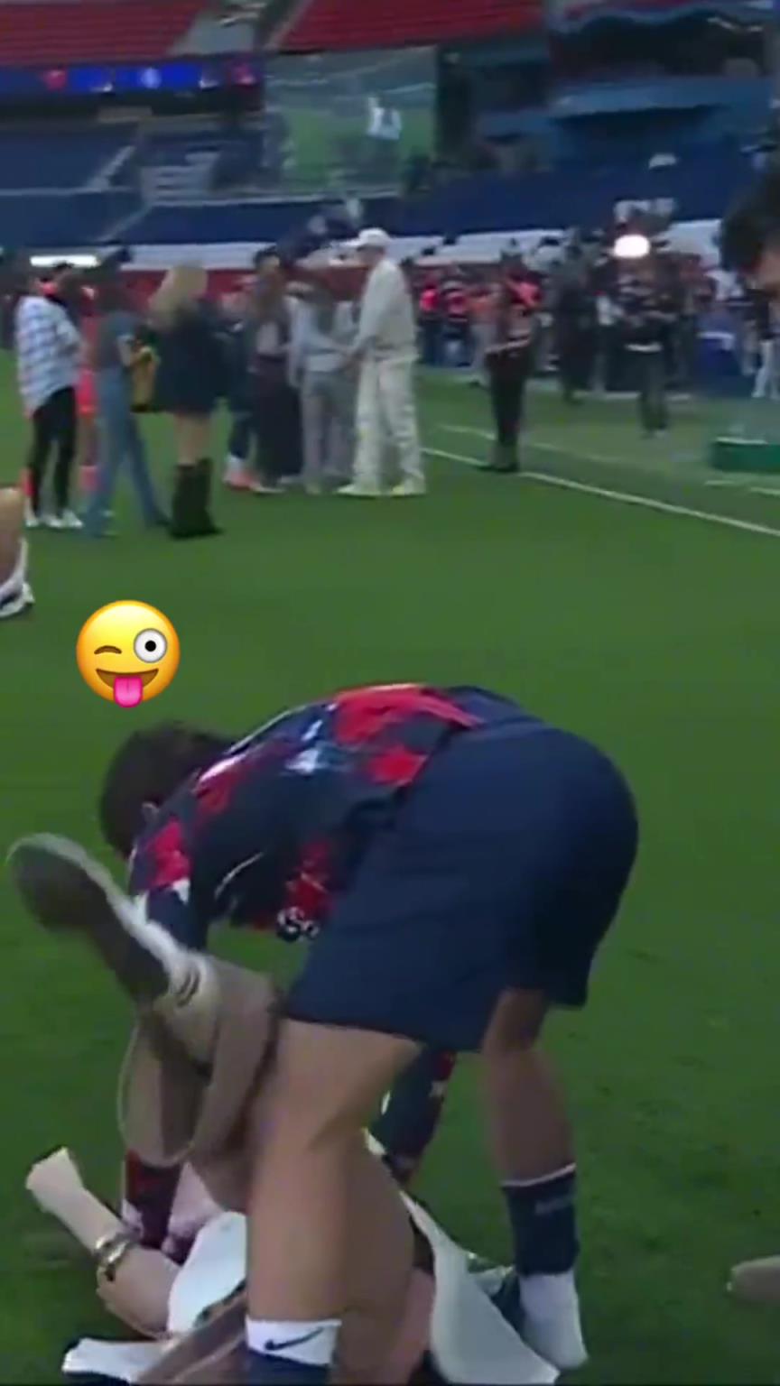 玩這么花！？內(nèi)維斯在家人面前把自己女友按倒在地