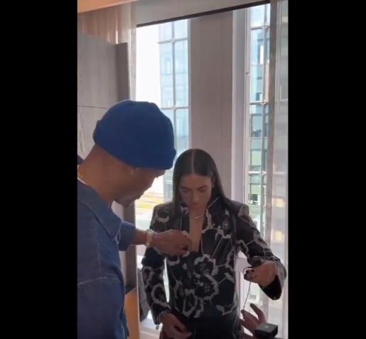 威嫂看到要打人的！威少上手幫WNBA妹子整理胸前的衣服