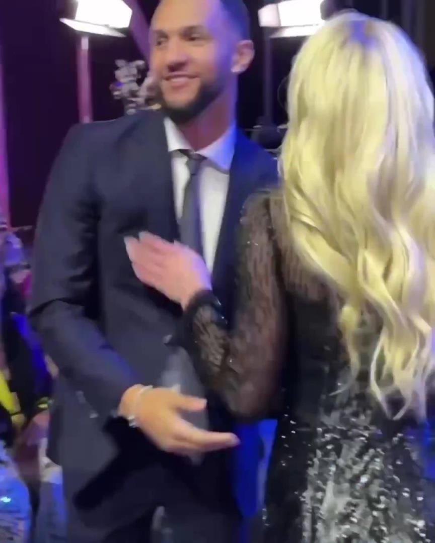 身材姣好！薩格斯的女友海莉被芝加哥天空選中！兩人接吻慶祝