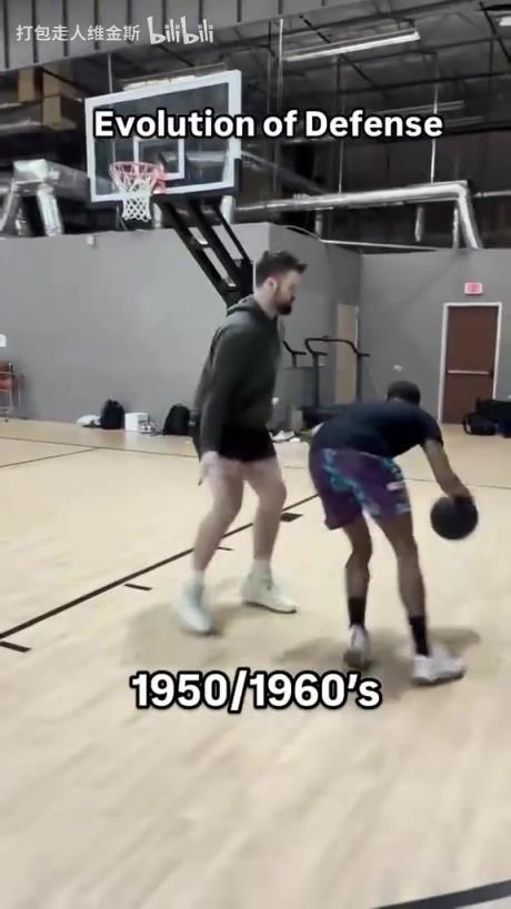 太真實(shí)了！外網(wǎng)網(wǎng)紅惡搞NBA不同時(shí)代的防守尺度變化！