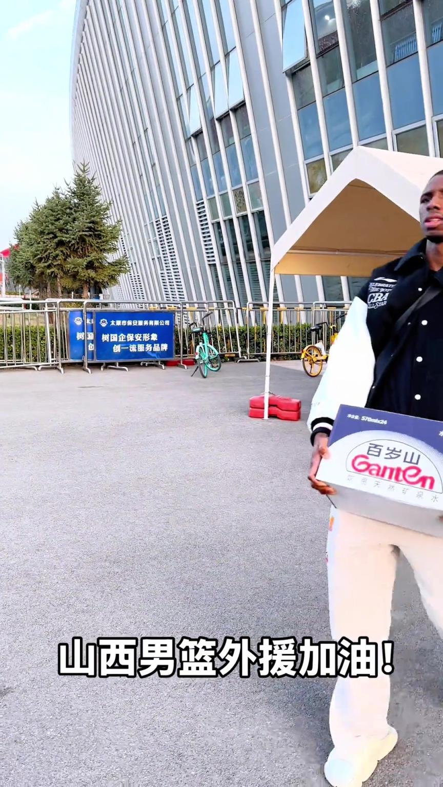 不是！你們山西外援合同還包括搬水的？