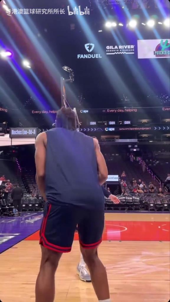 機(jī)器人級別的靜態(tài)身體！近距離看小卡的賽前熱身！