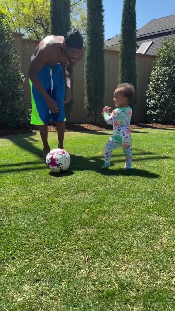 足球要從娃娃抓起！SGA帶娃踢足球，小孩摔倒時(shí)鼓掌“嘲笑”！